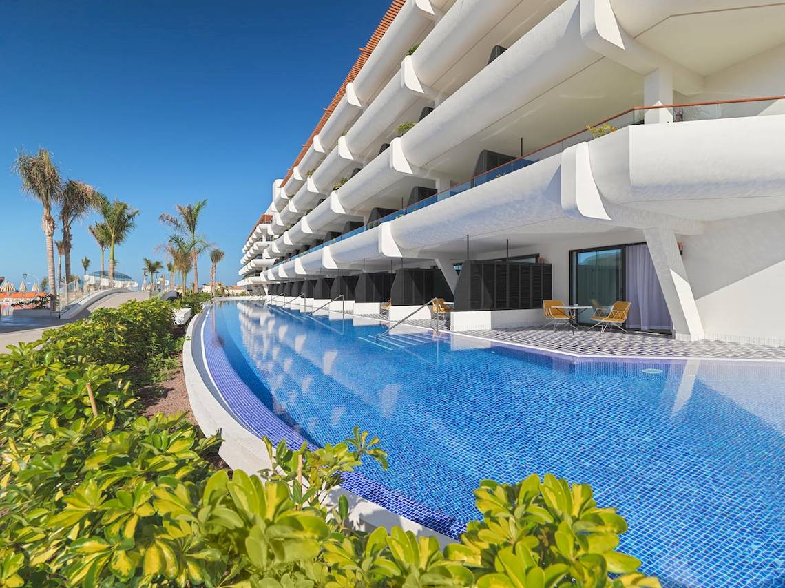 Außenpool des H10 Atlantic Sunset Hotels mit Terrasse und Möbeln