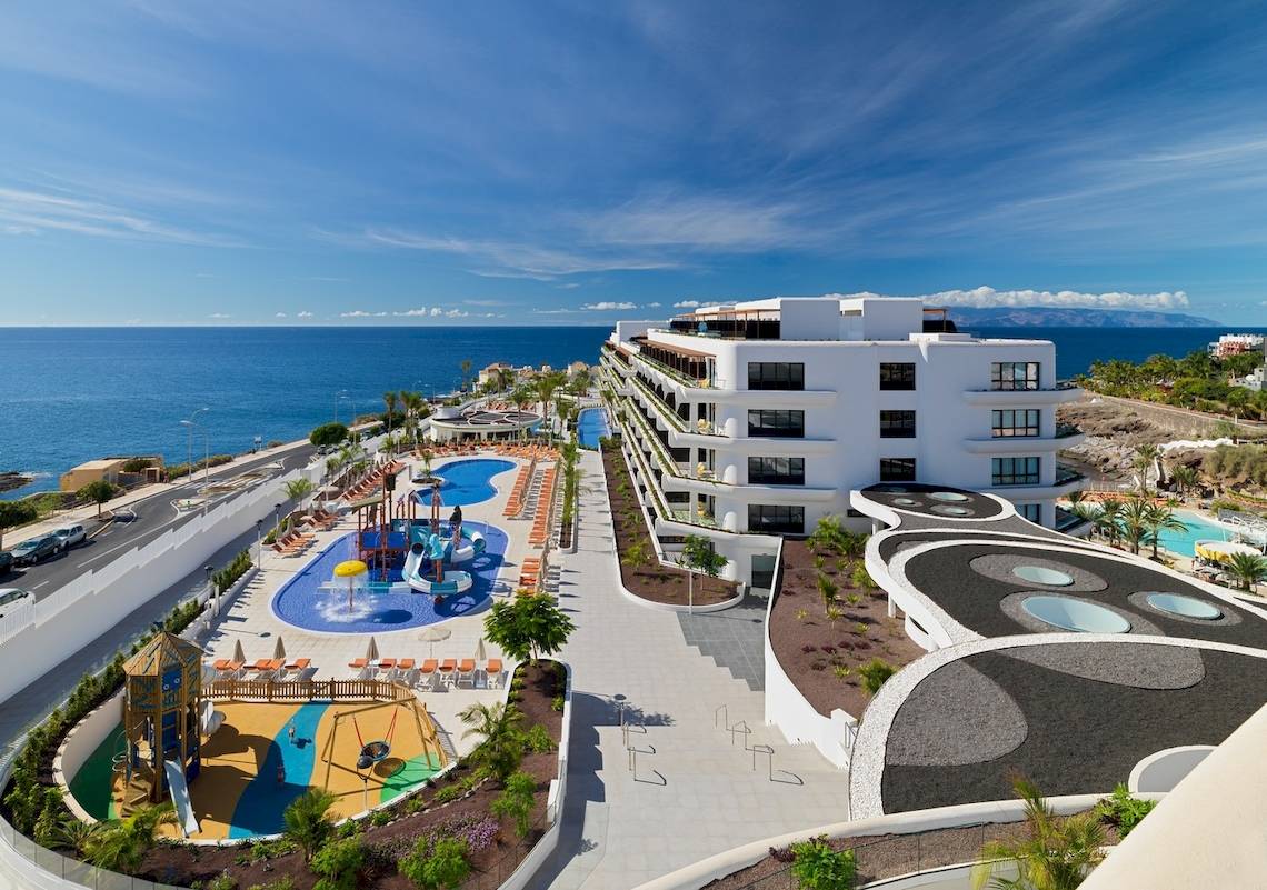 Außenansicht des H10 Atlantic Sunset Hotels mit Pool und Meerblick