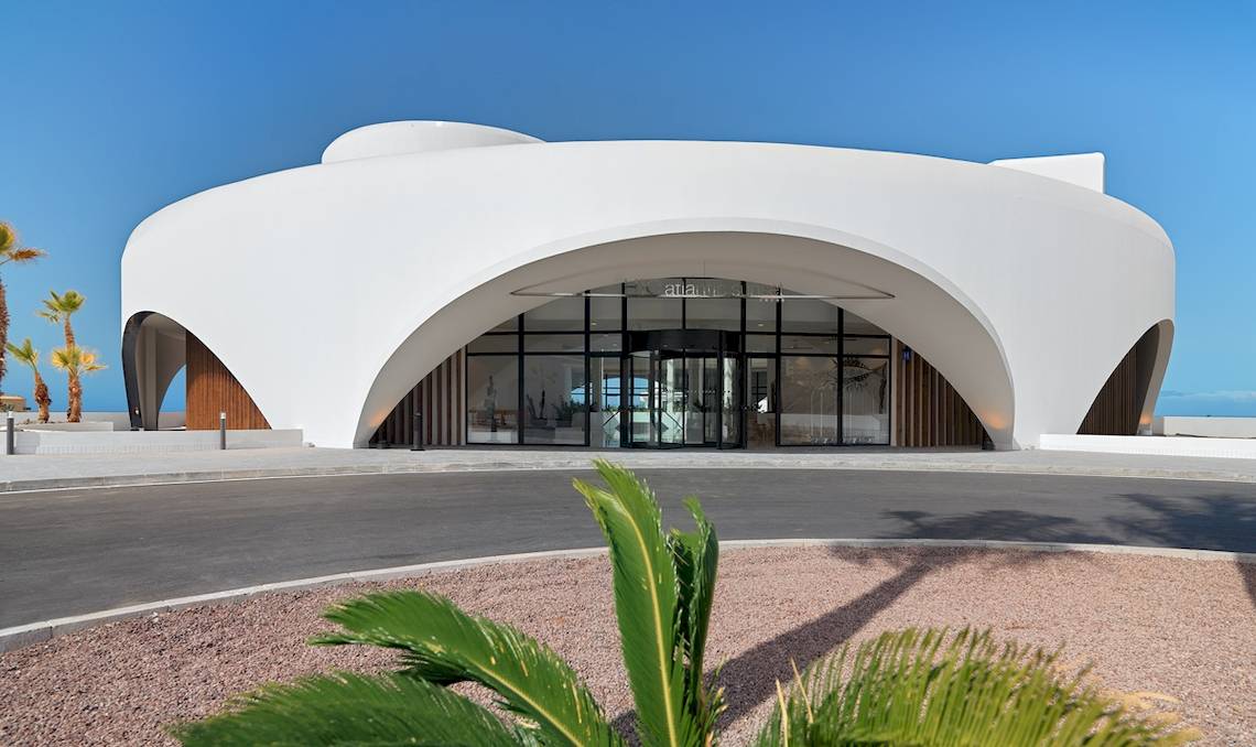 Außenansicht des modernen weißen H10 Atlantic Sunset Hotels mit Glasfassade und Eingangsbereich