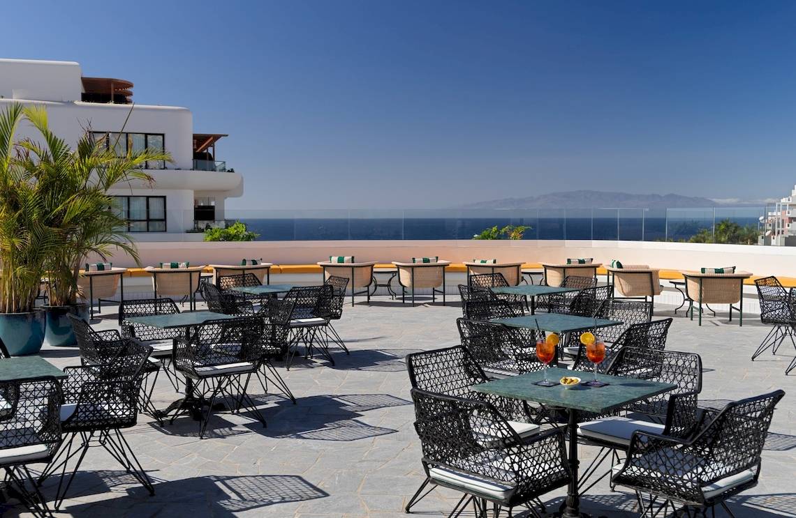 Terrasse des H10 Atlantic Sunset Hotels mit Blick auf das Meer