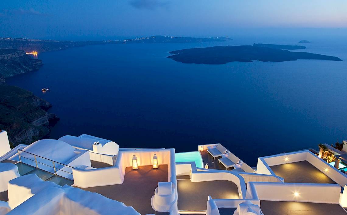Aussicht vom Katikies Chromata Hotel in Santorini bei Nacht mit Meer und Inseln im Hintergrund.