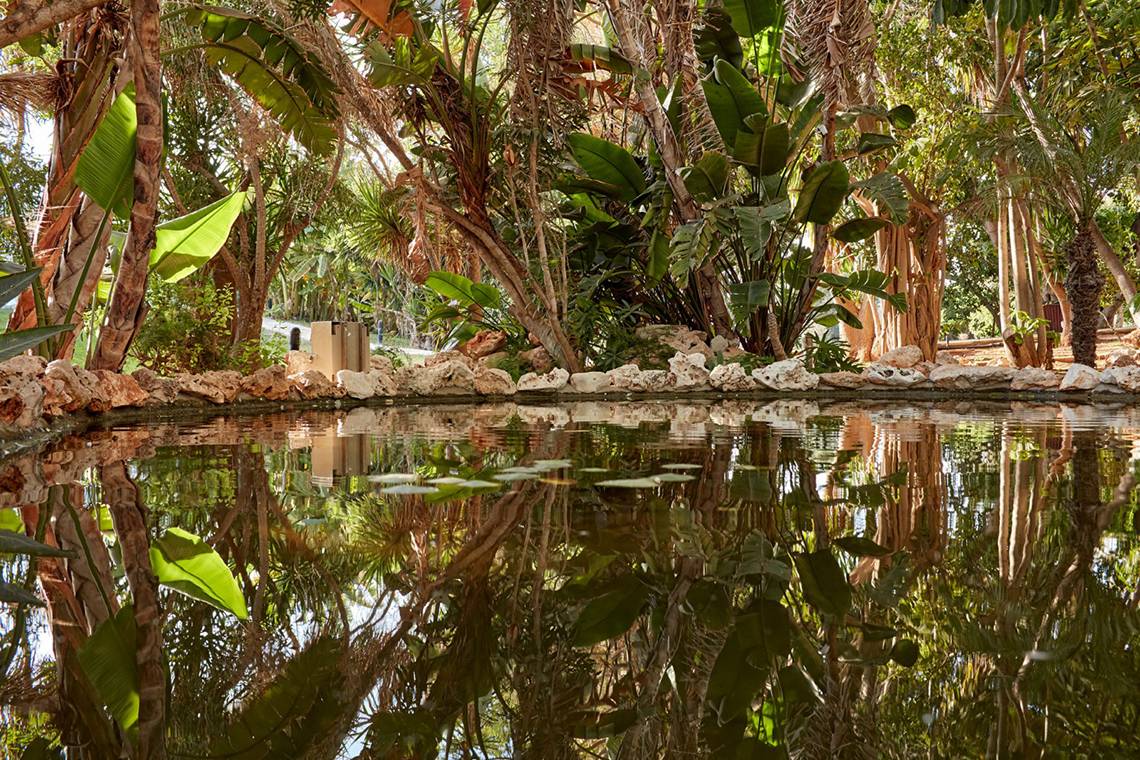 Tropischer Garten mit Teichen im Grecian Bay Hotel
