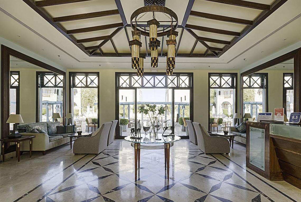Empfangsbereich des Fanadir Hotel El Gouna mit gemustertem Boden, Sofas und einem zentralen Glastisch.