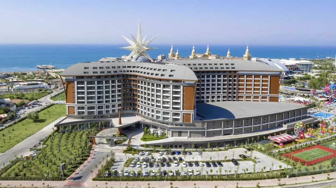 Außenansicht des Royal Seginus Hotels mit Meerblick und Attraktionen im Vordergrund.