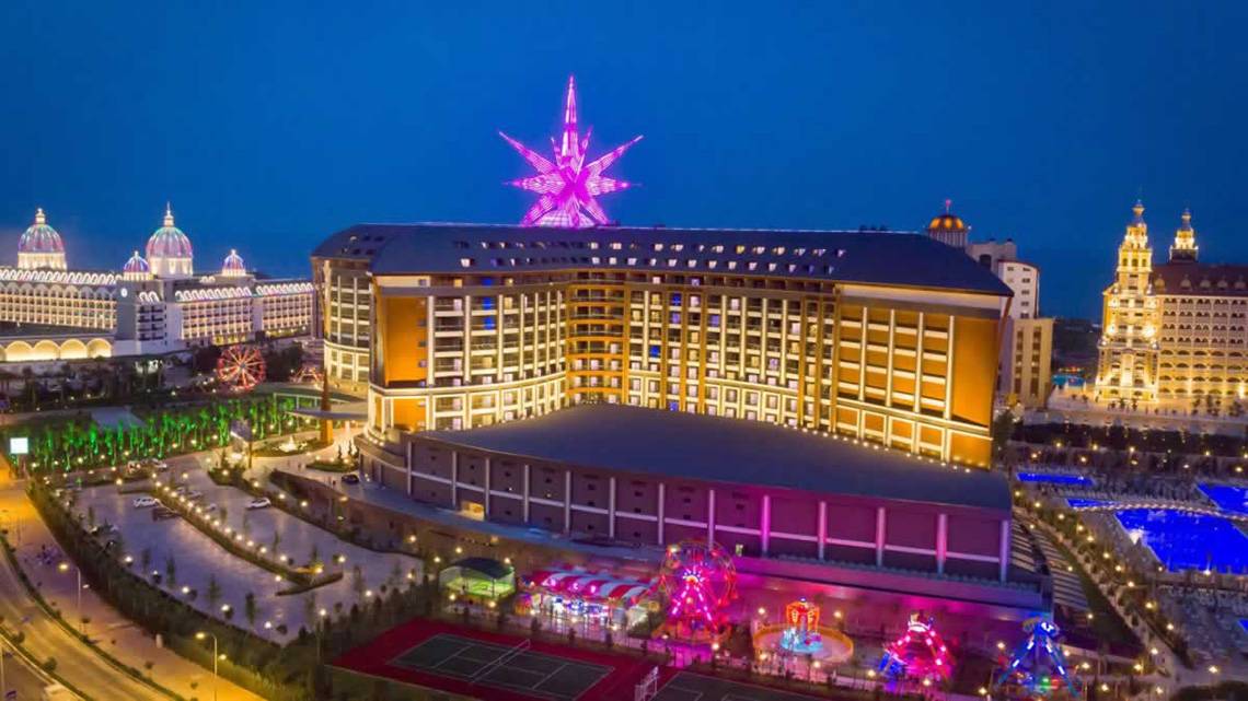 Das Royal Seginus Hotel bei Nacht mit einer großen sternförmigen Lichtinstallation.