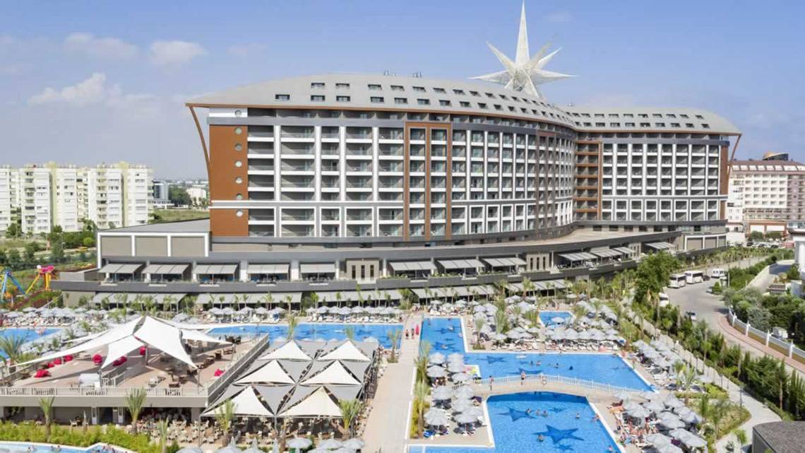Außenansicht des Royal Seginus Hotels mit Swimmingpools und Sternendekoration.