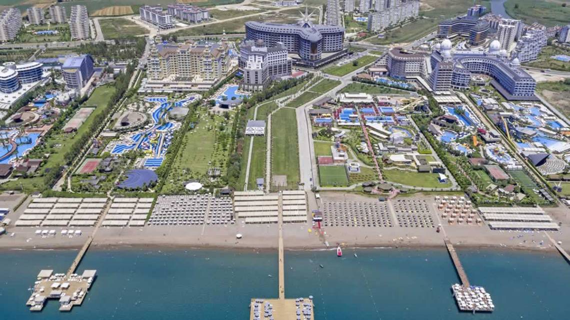 Luftaufnahme des Royal Seginus Hotels mit Pools, Tennisplätzen und Strand