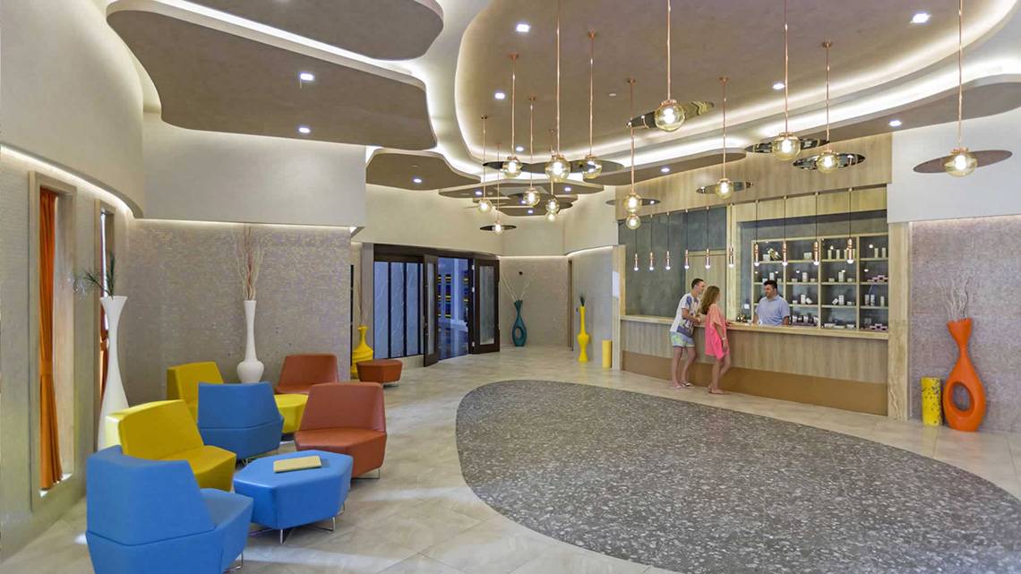 Lobby des Royal Seginus Hotels mit Sitzbereichen und Rezeption.