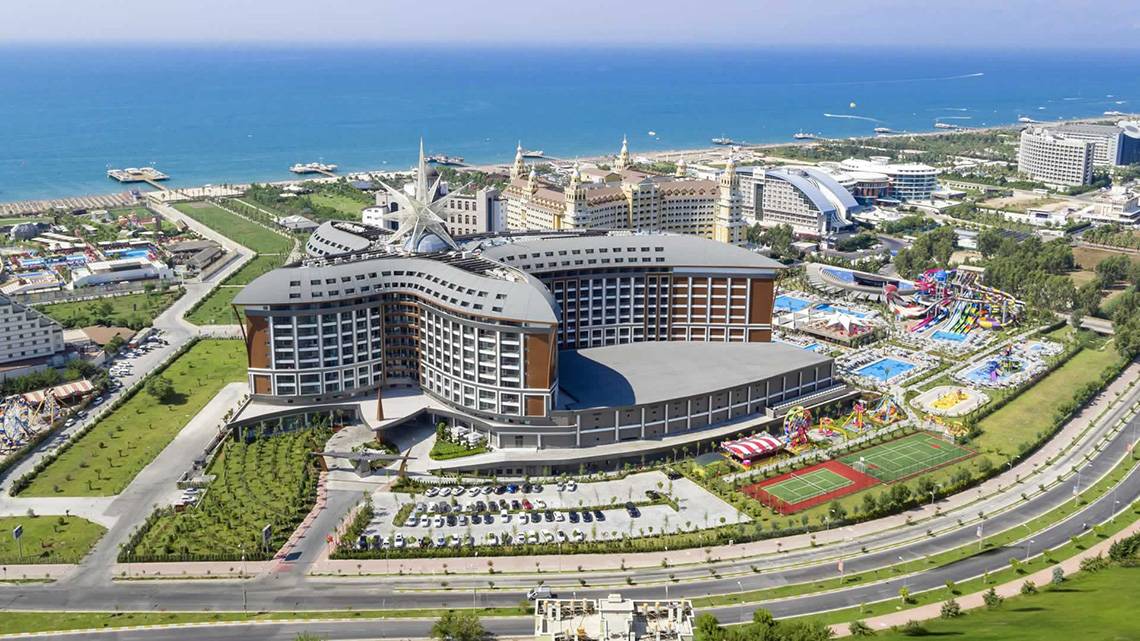 Luftaufnahme des Royal Seginus Hotels mit Meer und Attraktionen im Vordergrund.