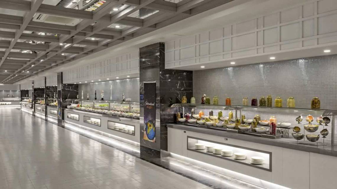 Buffetbereich im Royal Seginus Hotel mit vielen Speisen und Getränken