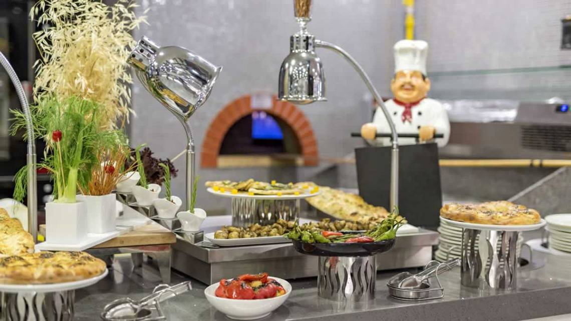 Buffet-Tisch im Royal Seginus Hotel mit verschiedenen Gerichten und Dekoration.
