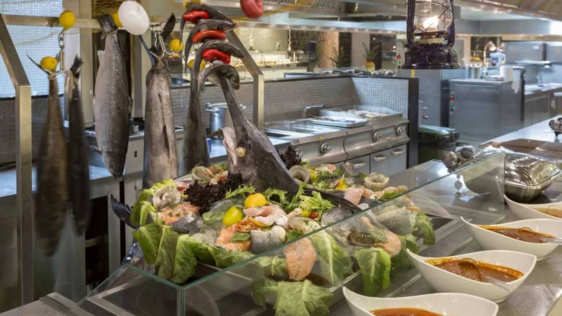 Fischbuffet im Royal Seginus Hotel mit verschiedenen Meeresfrüchten und Fischgerichten.
