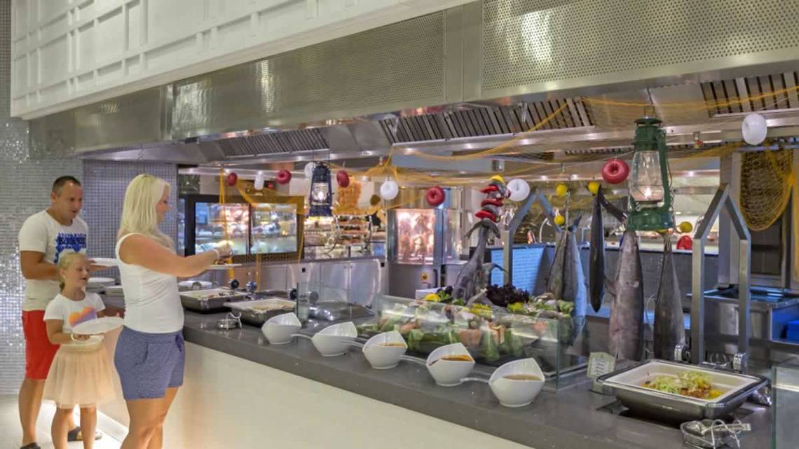 Familie bedient sich am Buffet im Royal Seginus Hotel.
