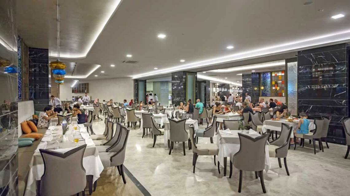 Innenbereich des Royal Seginus Hotels, mit vielen Gästen im Restaurant sitzend.