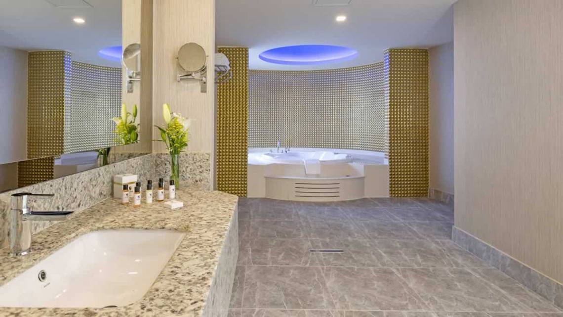 Badezimmer im Royal Seginus Hotel mit Whirlpool und großer Spiegelfläche