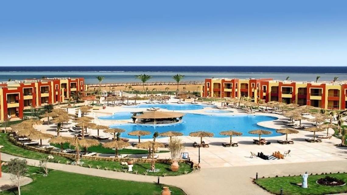 Magic Tulip Resort in Marsa Alam, Aussenansicht des Hotels, Pool