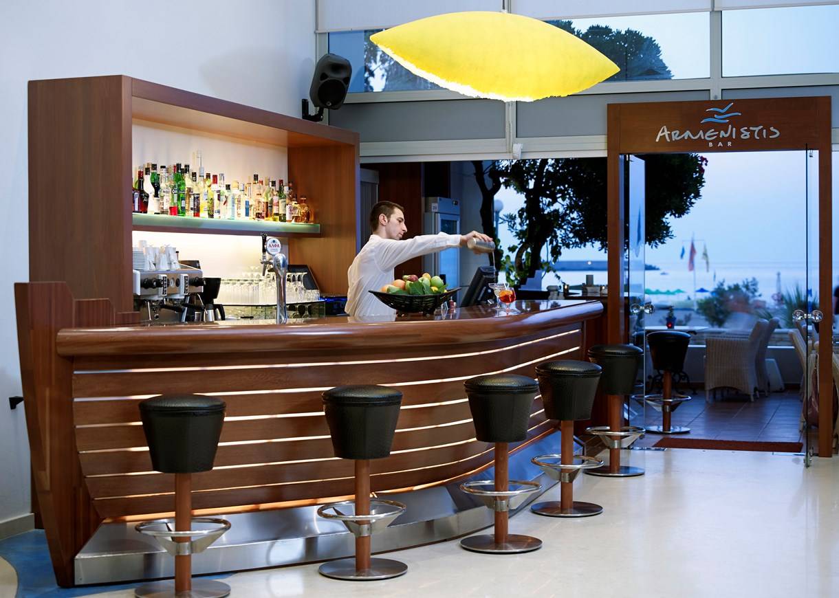 Bar des Kritis Beach Hotels mit Barkeeper, der Getränke zubereitet