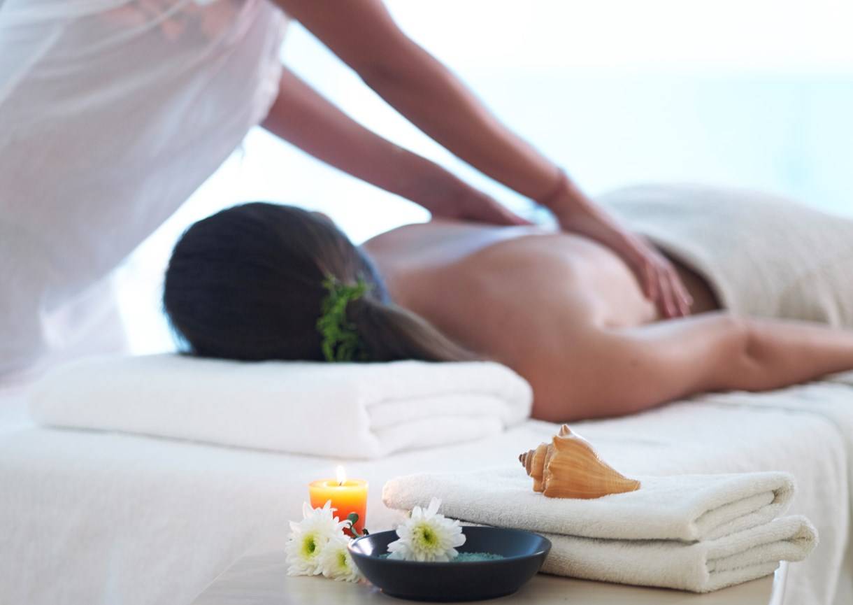 Eine Frau erhält eine Massage im Kriti Beach Hotel.