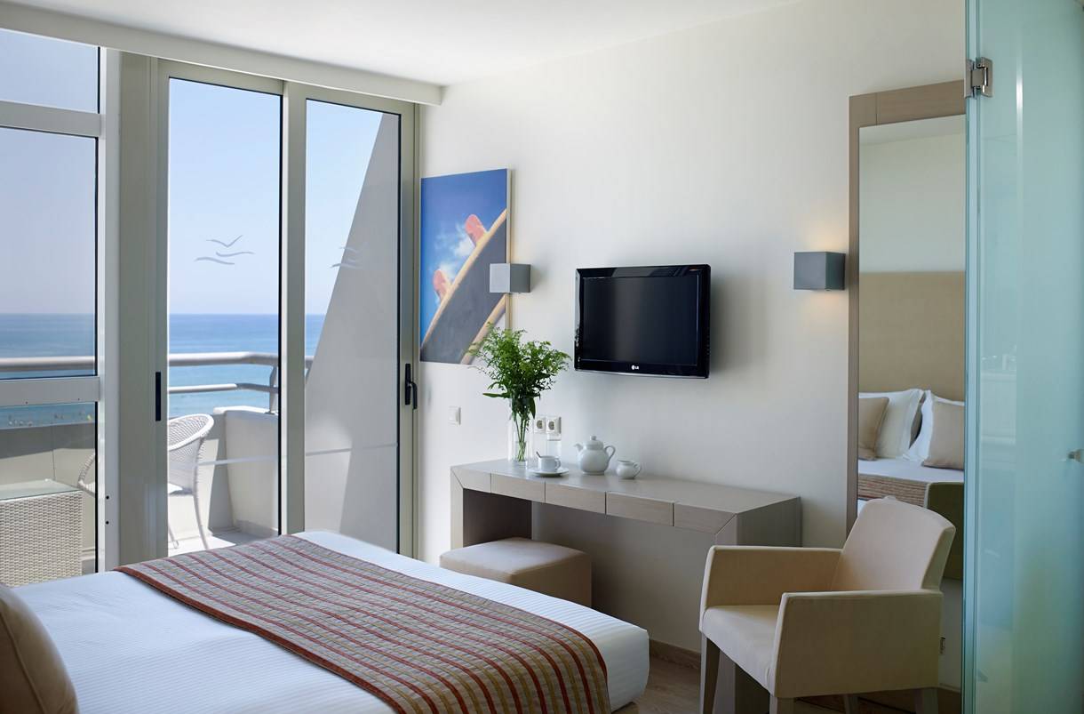 Hotelzimmer im Kriti Beach mit Blick auf das Meer und die Terrasse.