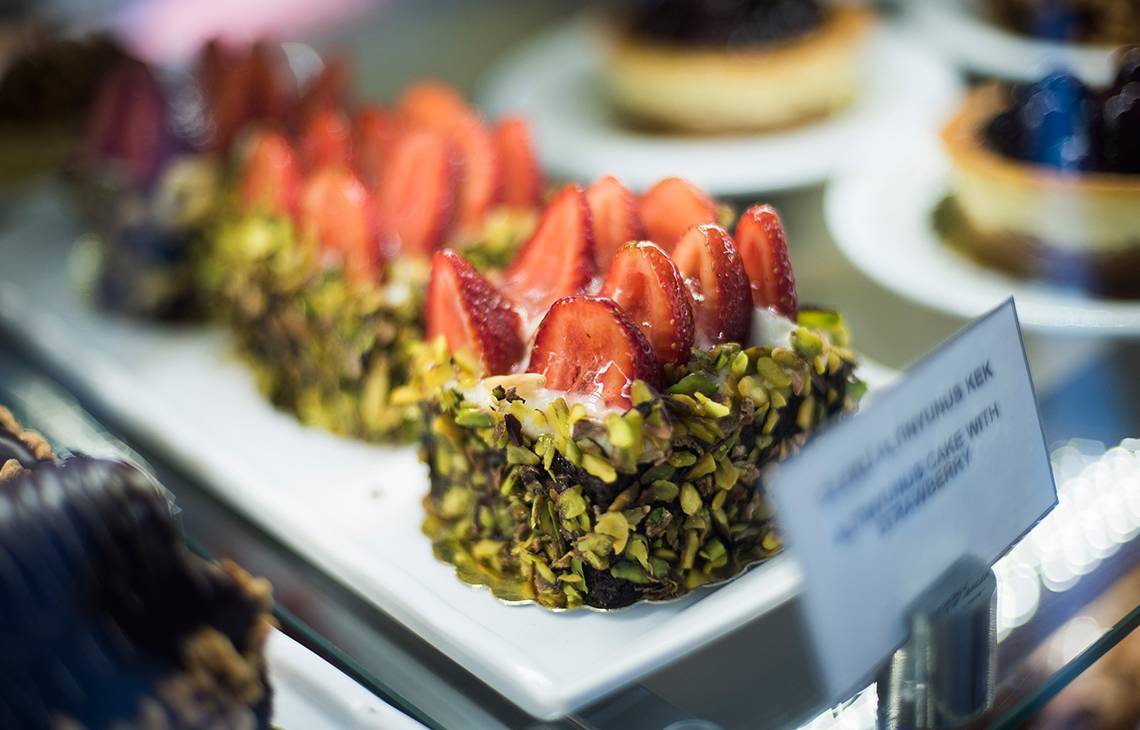 Süßigkeiten im Altin Yunus Hotel & Spa mit Erdbeer- und Himbeerkuchen