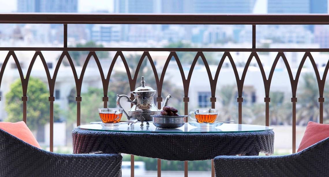 Terrasse mit Teeservice und Datteln im Anantara Eastern Mangroves Abu Dhabi Hotel