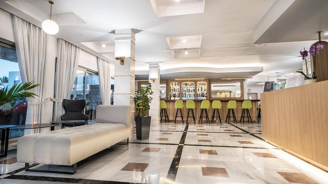Lobby des Adele Beach Hotels mit Bar und Möbeln