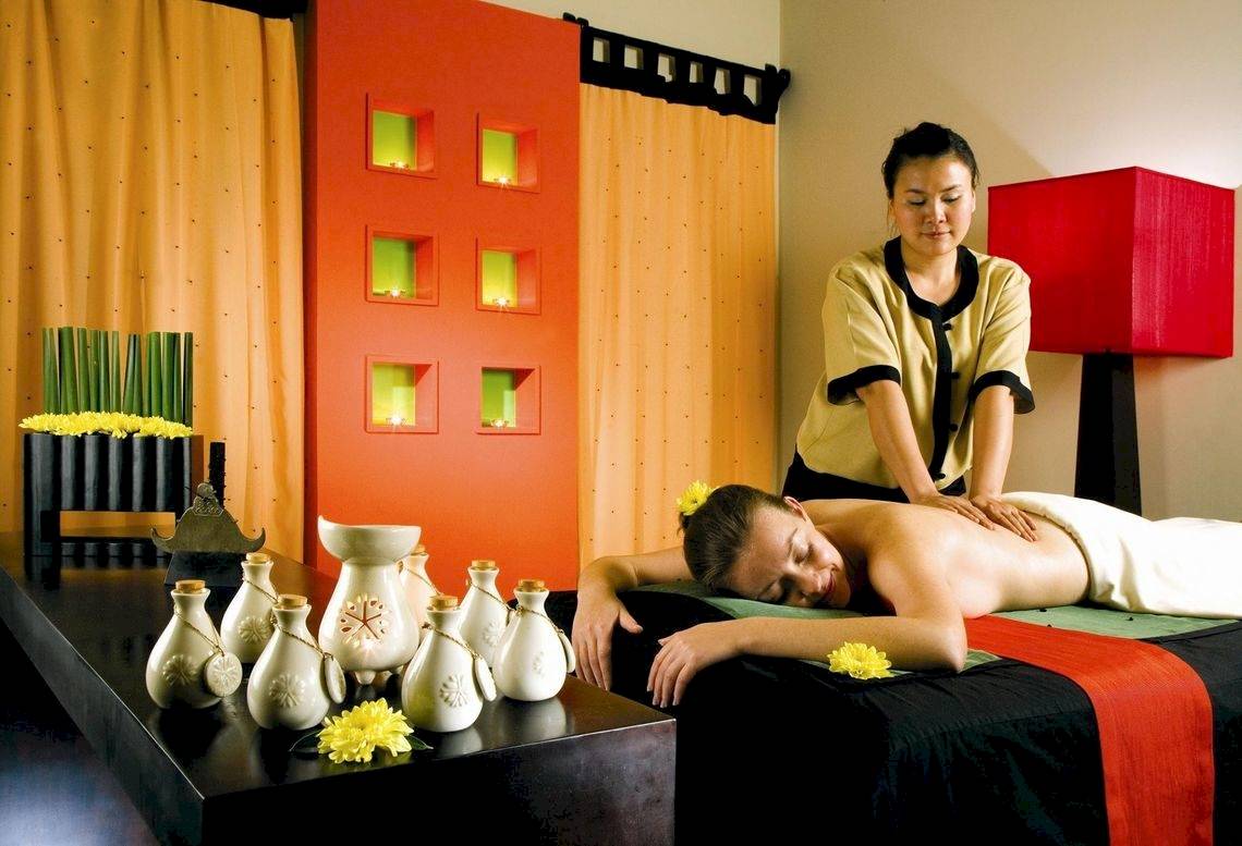 Massage-Behandlung im Mövenpick Resort & Spa El Gouna mit einer Therapeutin und einem schlafenden Mann.