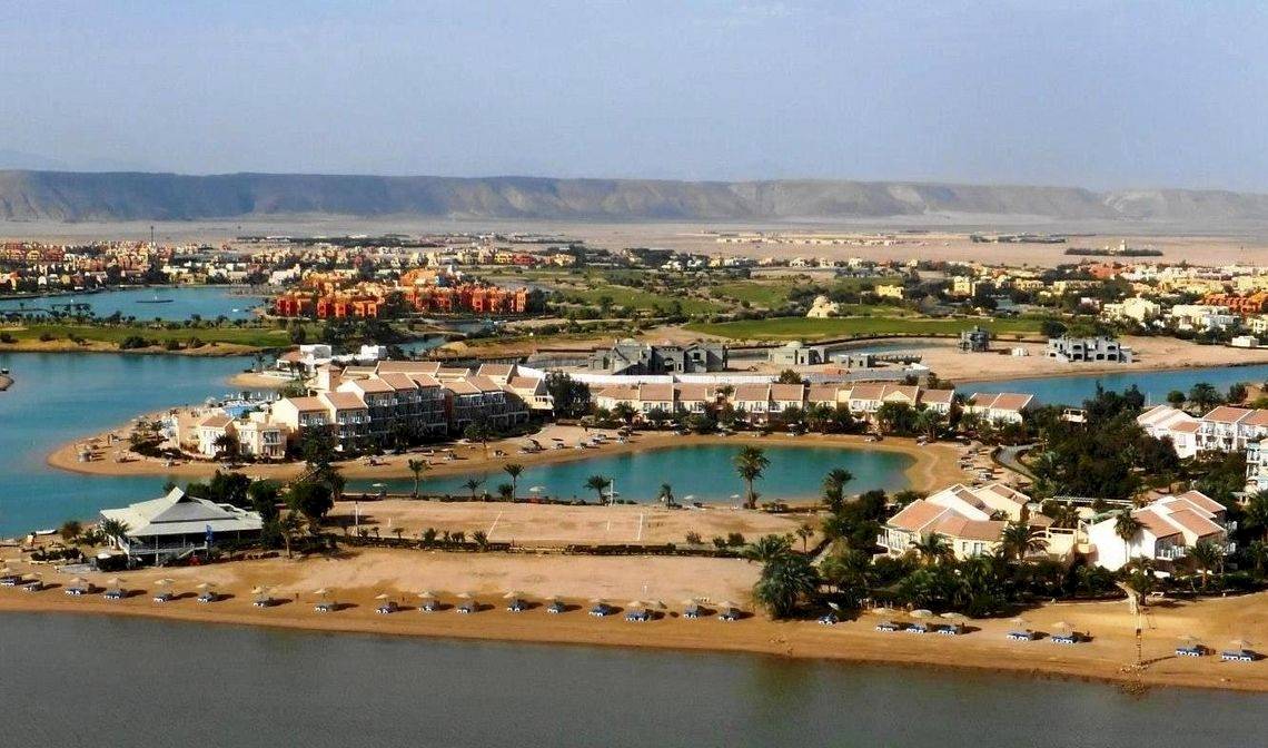 Luftaufnahme des Mövenpick Resort & Spa El Gouna mit Hotels und Wasser