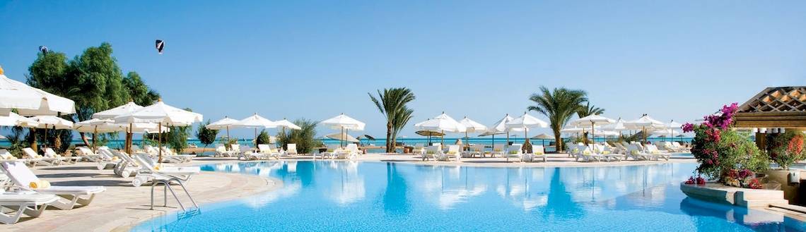 Außenpool des Mövenpick Resort & Spa El Gouna mit Sonnenliegen und Sonnenschirmen