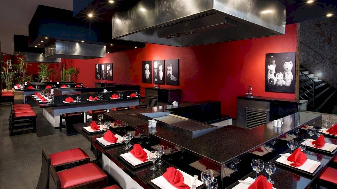Das elegante Restaurant des Grand Sirenis Riviera Maya Resort & Spa mit roter Inneneinrichtung und vielen Sitzplätzen.