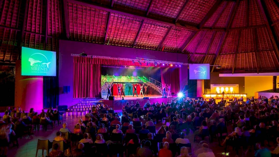 Eine Show im Grand Sirenis Riviera Maya Resort & Spa mit einer Bühne und vielen Zuschauern.