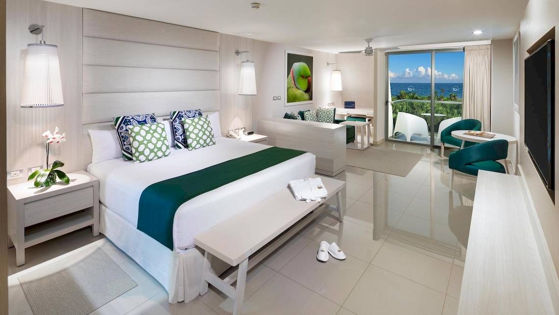Innenansicht der Suite im Grand Sirenis Riviera Maya Resort & Spa mit Blick auf den Ozean.