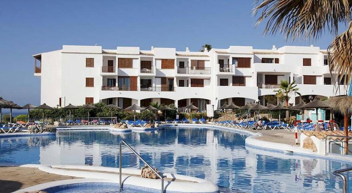 Außenbereich des Roc Barlovento Hotels mit Swimmingpool und Sonnenliegen.