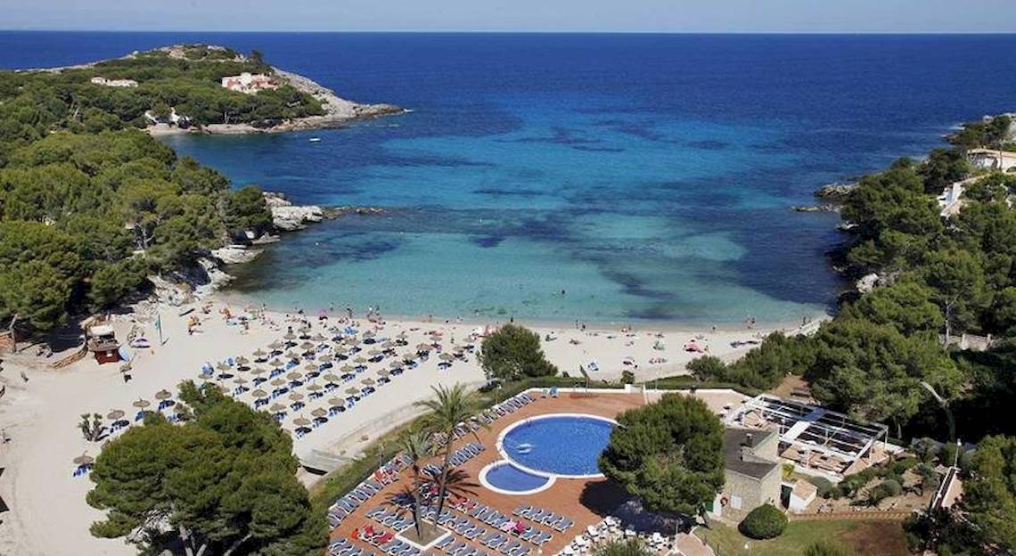 Aussenansicht des Roc Barlovento Hotels mit Blick auf den Strand und das Meer