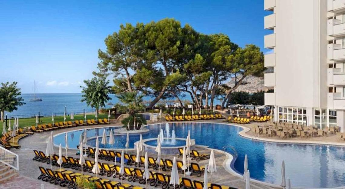 Außenpool des Roc Barlovento Hotels mit Sonnenliegen und Blick auf das Meer.