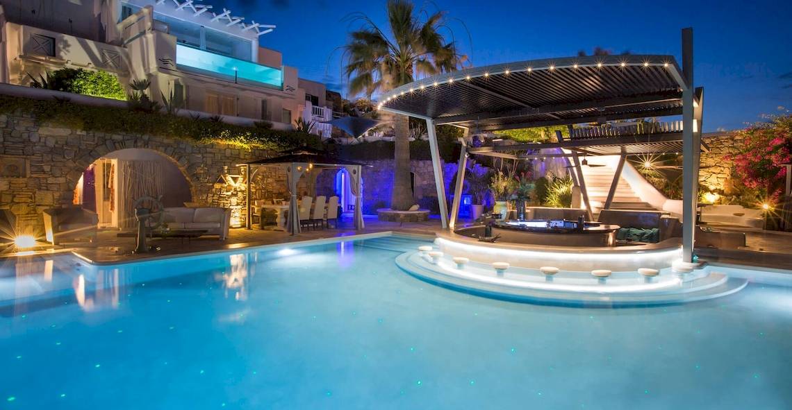 Der Außenpool des Kivotos Mykonos Hotels bei Nacht mit Beleuchtung und Whirlpool
