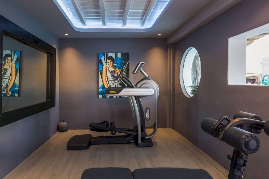 Fitnessraum im Kivotos Mykonos Hotel mit Laufband und anderen Trainingsgeräten.