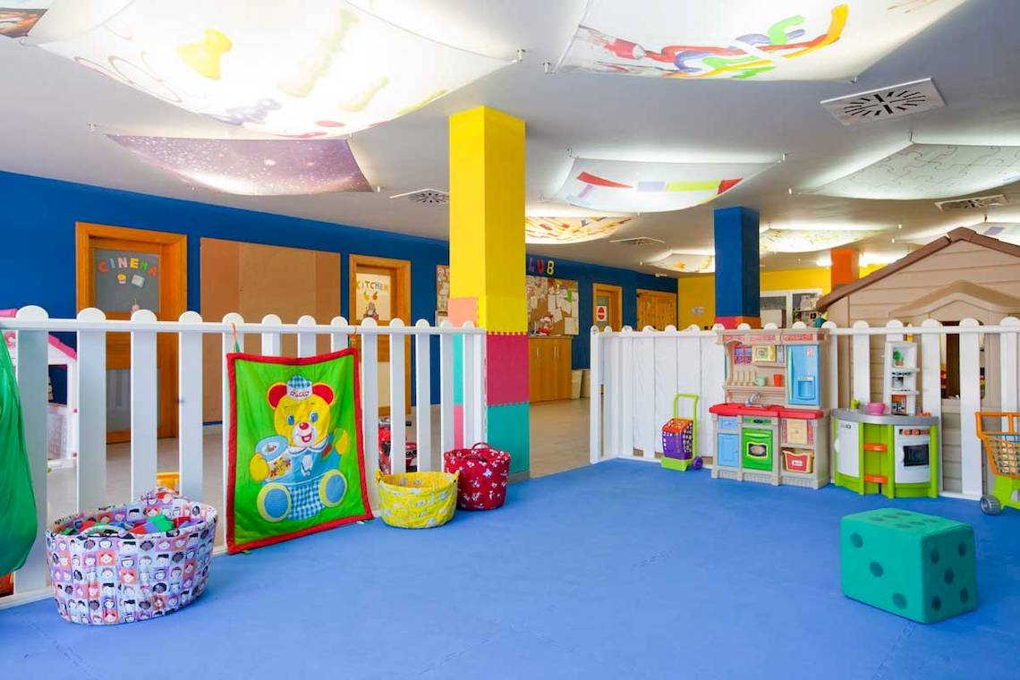 Kinderspielbereich im Roca Nivaria Gran Hotel mit bunten Wänden, Spielzeug und weichen Böden.