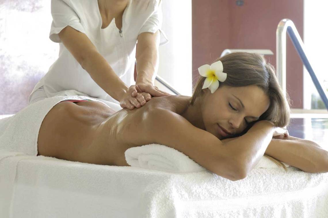 Eine Frau genießt eine Massage am Pool im Roca Nivaria Gran Hotel.