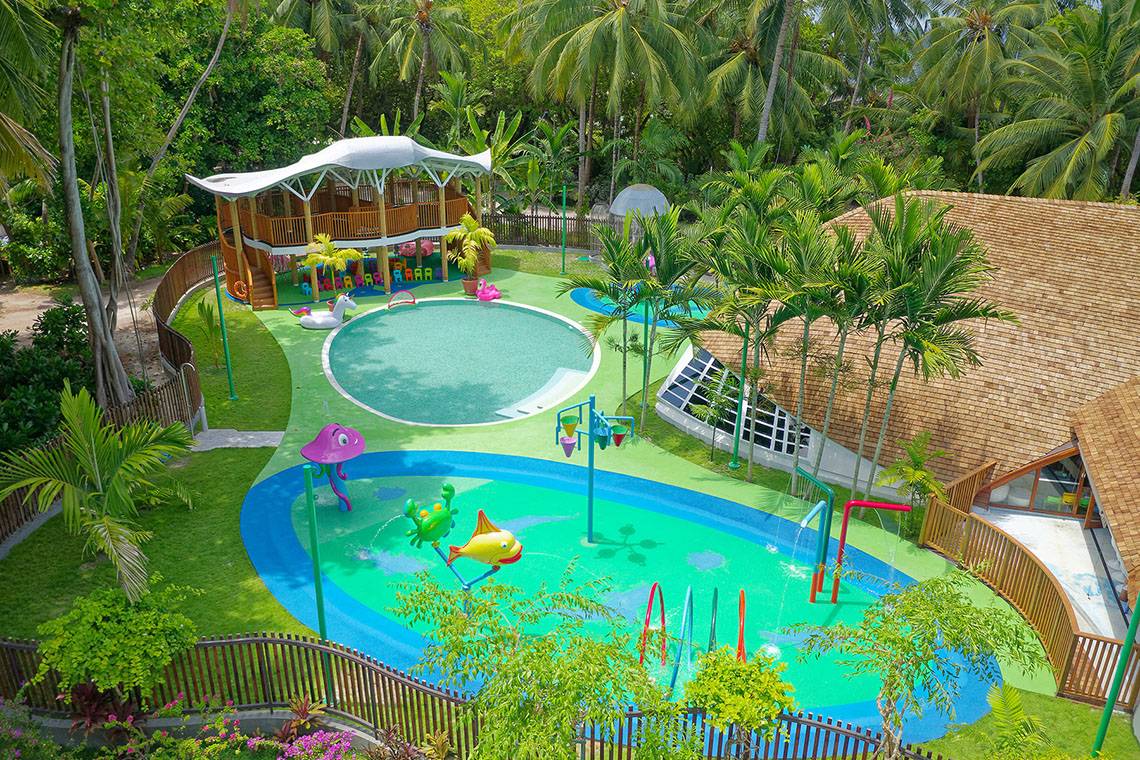 Luftaufnahme des Spielplatzes im Kuramathi Maldives mit Pools und Rutschen.