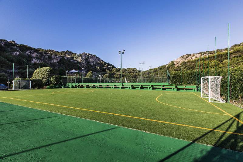 Fußballfeld im Grand Hotel Poltu Quatu mit Kunstrasen und Tribünen