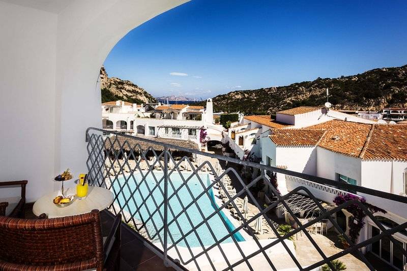 Aussicht vom Balkon des Grand Hotel Poltu Quatu auf den Pool und die Umgebung