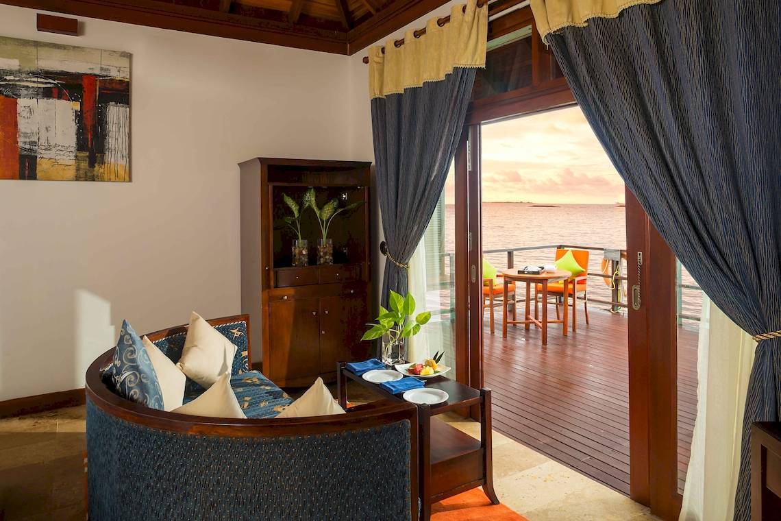 Hotelzimmer mit gemütlichem Sofa, offenem Balkon und Meerblick, Sun Siyam Olhuveli