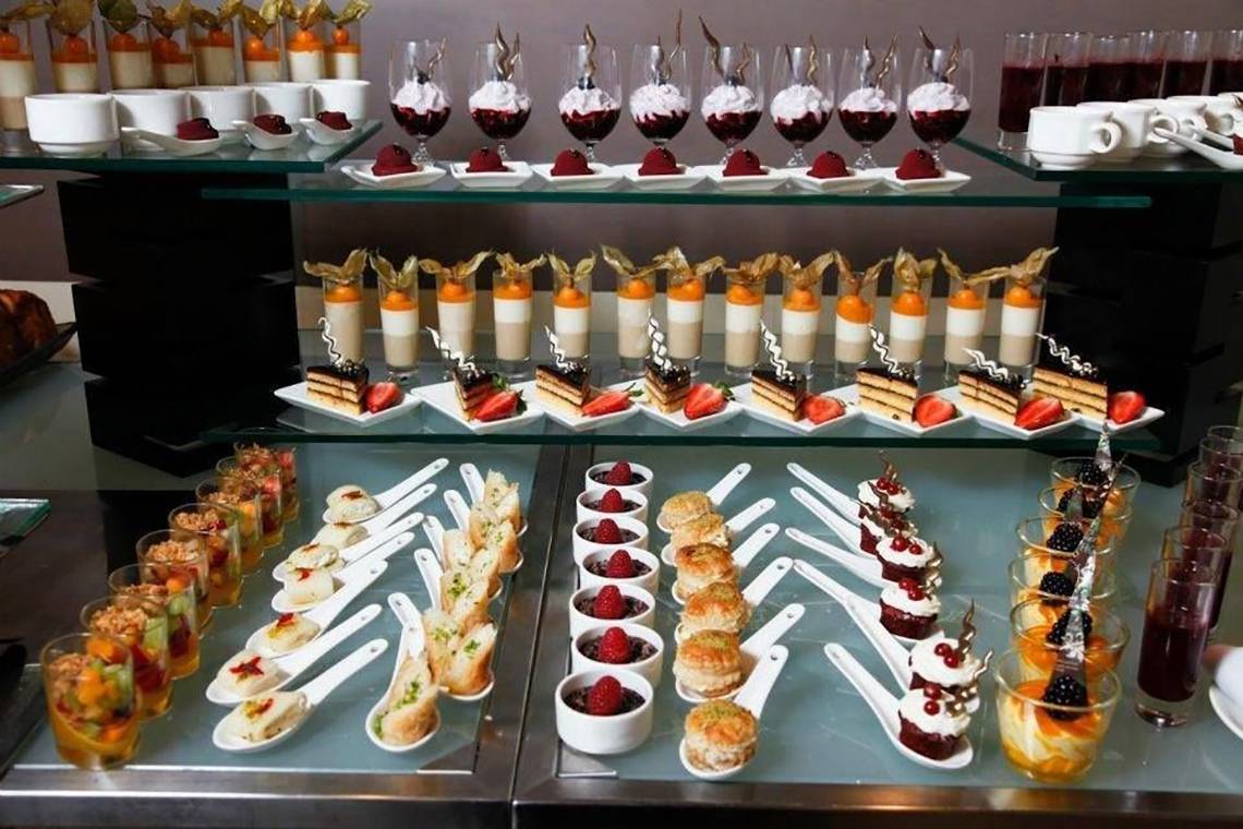 Buffet mit verschiedenen Desserts im Fairmont Bab Al Bahr Hotel.