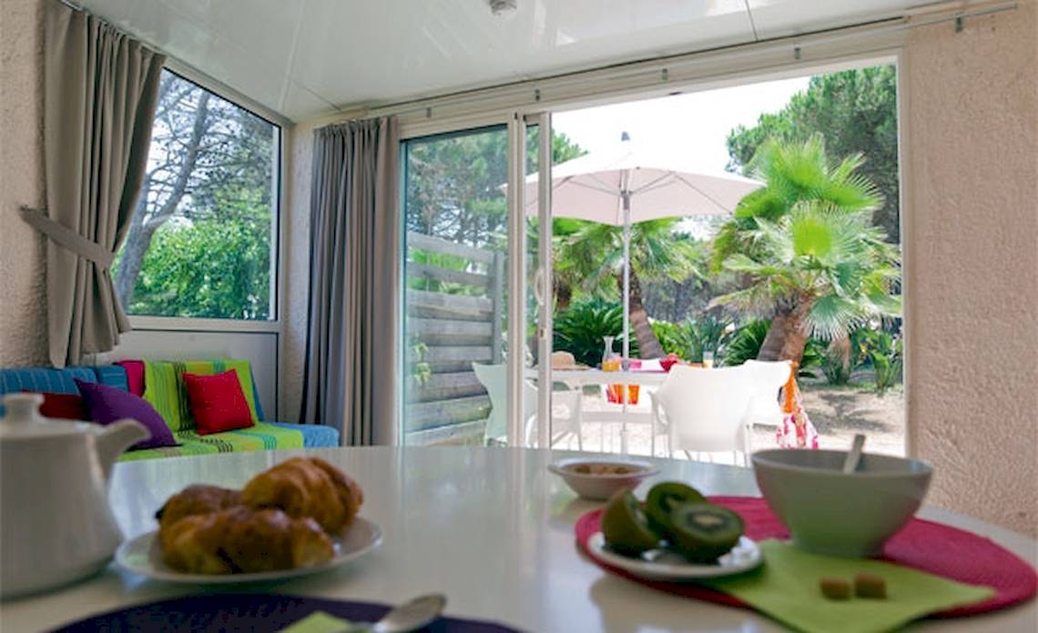 Frühstücksbereich im Belambra Clubs Pineto Hotel mit Blick auf eine Terrasse und Garten.