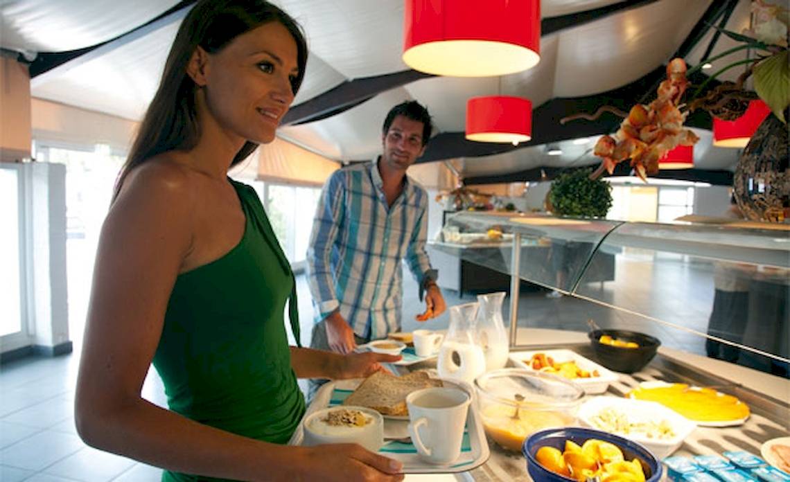 Fruehstuecksbuffet im Belambra Clubs Pineto mit einer Frau und einem Mann