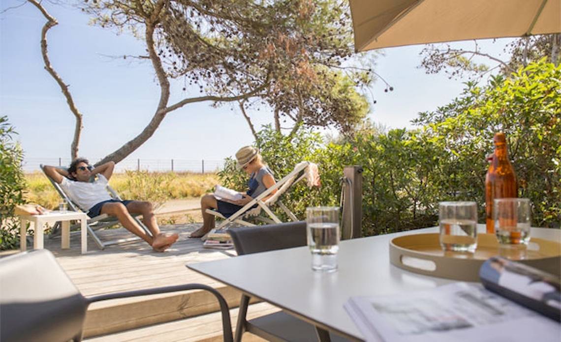 Gäste entspannen auf der Terrasse des Belambra Clubs Pineto.