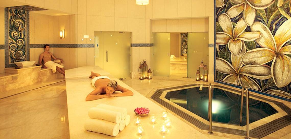Spa-Bereich im Hotel La Pirogue Mauritius mit einem Mann und einer Frau, die sich entspannen.