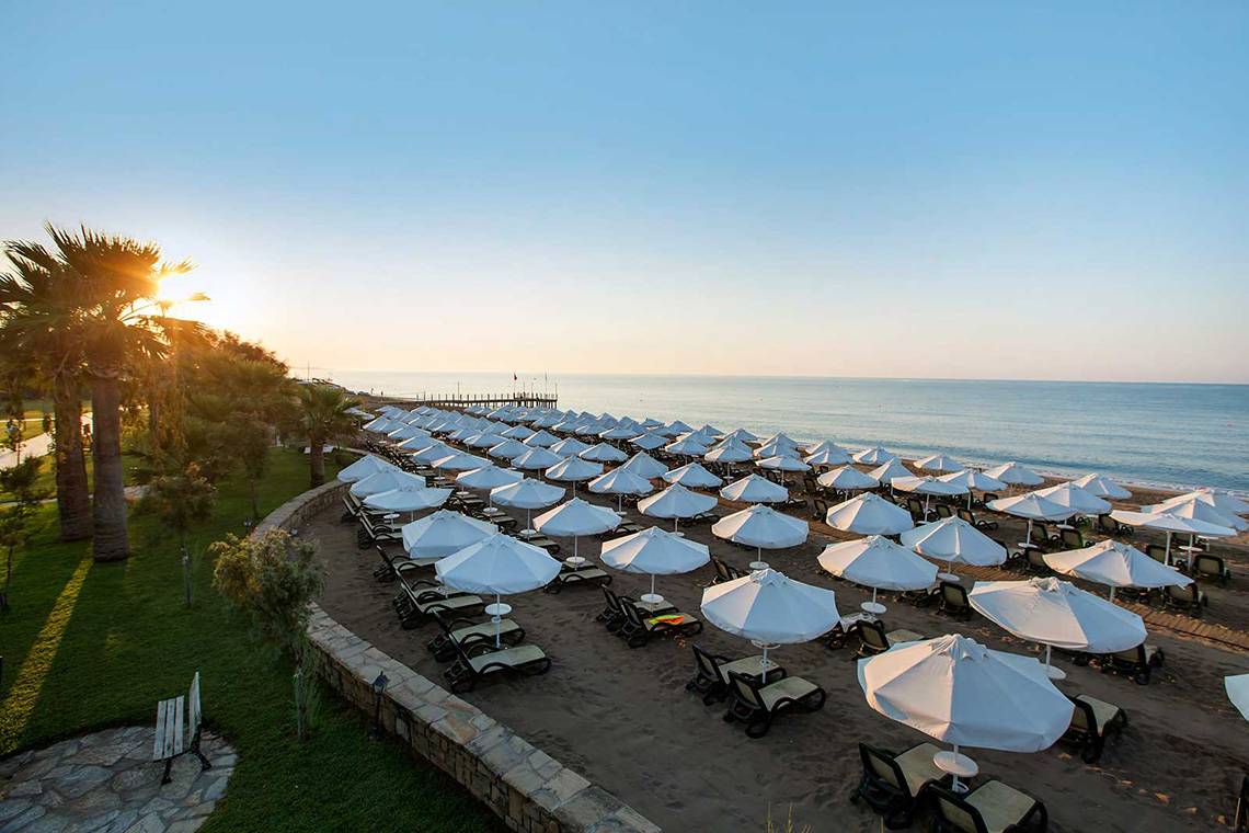 Crystal Tat Beach Golf Resort & SPA, Strand mit Sonnenliegen