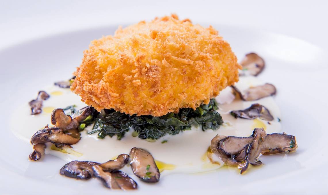 Knuspriges Kalbsschnitzel auf Spinat mit Pilzen im Dusit Thani Laguna Phuket